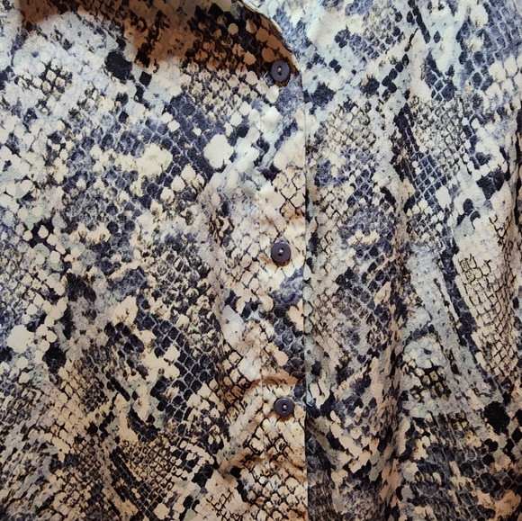 LIVERPOOLWomen's Button Closure Snakeskin Print Long Sleeve Blouse Shirt Top - Picture 4 of 8